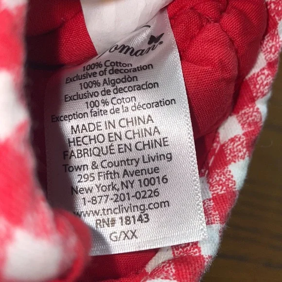 Pioneer Woman Home Bundle Red Checker Tablecloth and Floral Oven Mitts - Picture 5 of 6